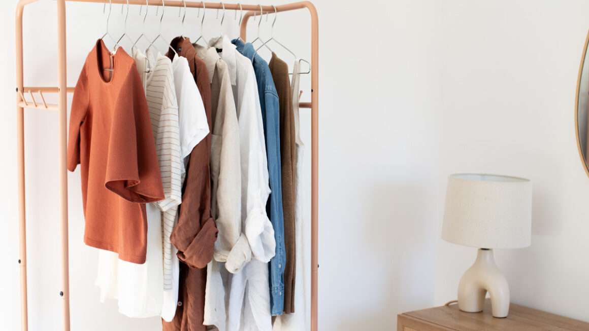 THE ULTIMATE GUIDE: HOW TO BUILD A CAPSULE WARDROBE